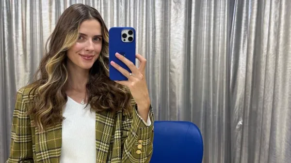 Розкішна Магучіх підкорила центр Києва у фіолетовому вбранні – дарує прохожим усмішку