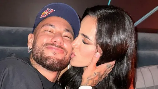 Шикарна кохана Неймара засліпила струнким та оголеним тілом під час відпочинку – спекотне фото