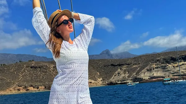 Неймовірний заплив: любка Михайленка серед диких дельфінів на тлі величного вулкану