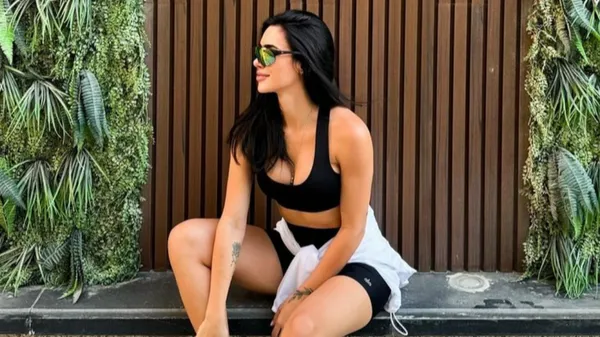 Шикарная возлюбленная Неймара взбудоражила сеть стройным телом во время загара – фаны заценили