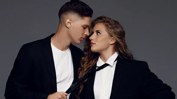 Горячо в сборной: Судаков нашел время на развлечения с женой – настраивается на игру против Чехии