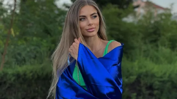 Незрівнянна дружина захисника Олександрії захопила фігурою у сміливому міні – солодка спокуса