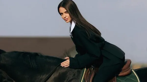 Симпатичная девушка защитника Руха пленила стройными ножками и точеной фигурой в простом наряде