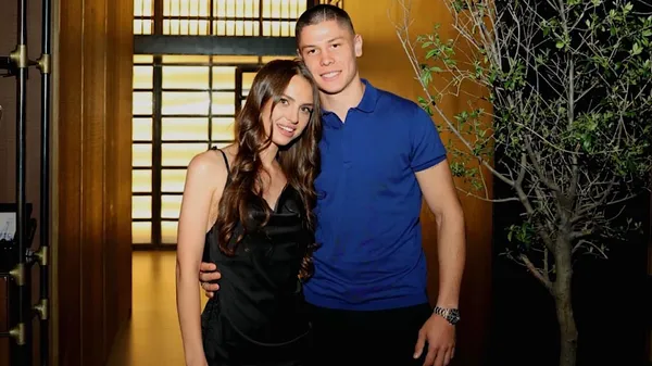 Редкий момент в медиапространстве: защитник Попов показал своих избранницу и сына