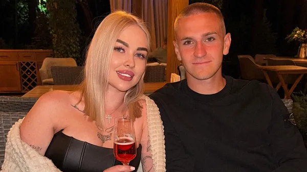 Теплі обійми хавбека Ситнікова: поруч із ним спокуслива білявка