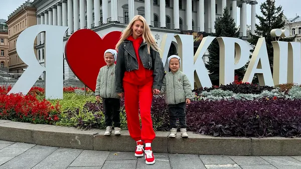 "Зі мною завжди три песика": відпочинок Петряк біля моря – її охороняють улюбленці