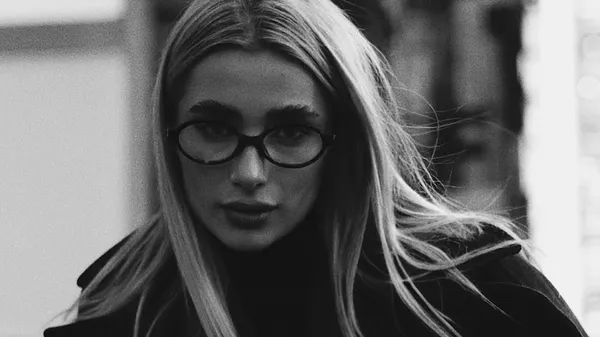 Чарівна білявка з минулого Костишина підкорила серця своїм виглядом – вона у латексі