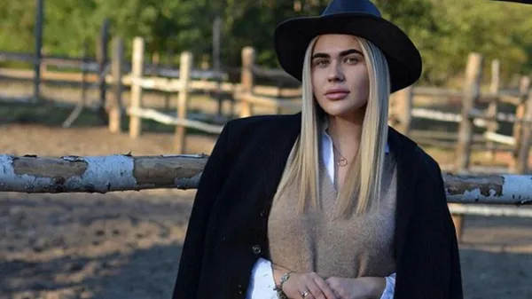 Розкішна муза Корнієнка підкорює запаморочливою фігурою у стильній сукні – вміє привернути увагу