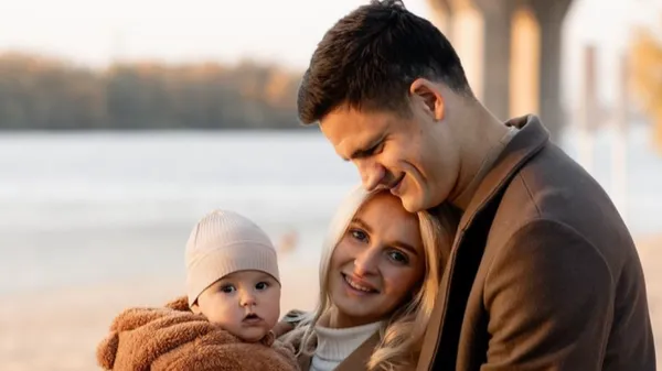 Улюблениця гравця Зорі зловила милий момент: поруч найдорожчі чоловіки у її житті – безмежне щастя