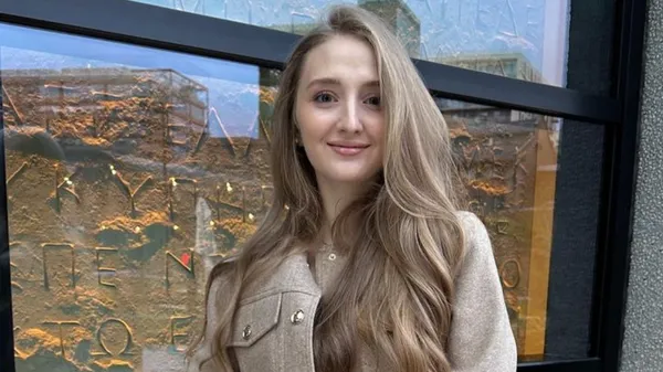 Палко та яскраво: сексуальна кохана Миколенка розбурхала мережу – одягла відверте вбрання