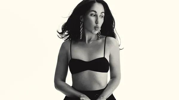 "Вискочила з робочих чатів": обраниця Довбика знає, як додати яскравості дню – показуємо