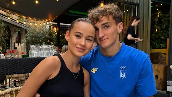 Кофе, прогулка и поцелуи: романтика на камеру от бриллианта Руха с эффектной брюнеткой