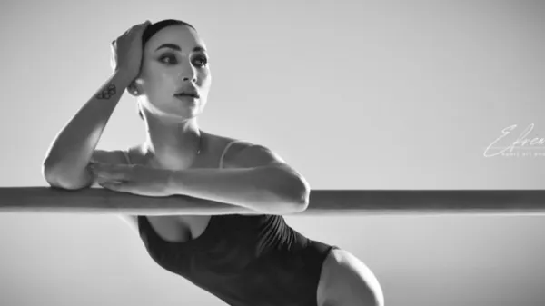 Різатдінова у спокусливому червоному образі – її стиль не залишає фанів байдужими