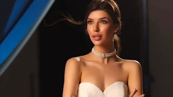 Розкіш і витонченість: дівчина Очеретька демонструє довгі ноги і море квітів – футболіст її балує