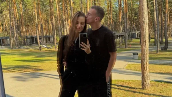 Вродлива кохана Брагару отримала букет, який здивував всю країну – побачив її усмішку