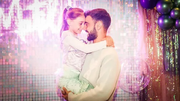 Лидер МЮ спас жизнь пассажиру на борту самолета: "Знаменитости – обычные люди"