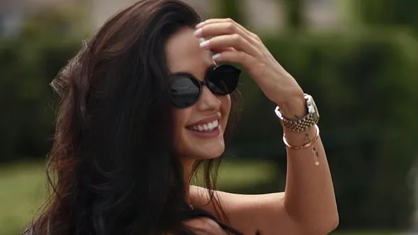 Загадочная и стильная: жена Лунева покоряет в черно-белом образе