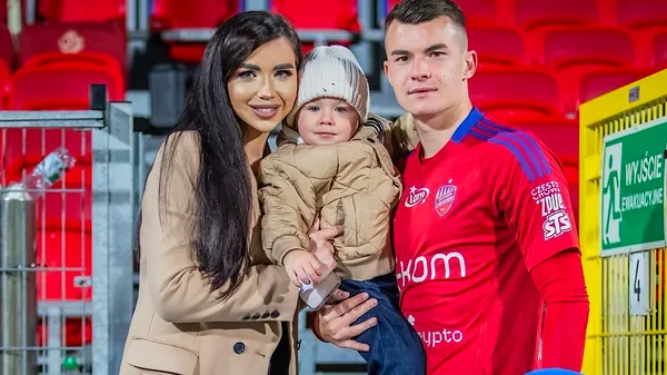 Кочергин не слушает жену: милые игры хавбека с сыном и заразительный смех маленького