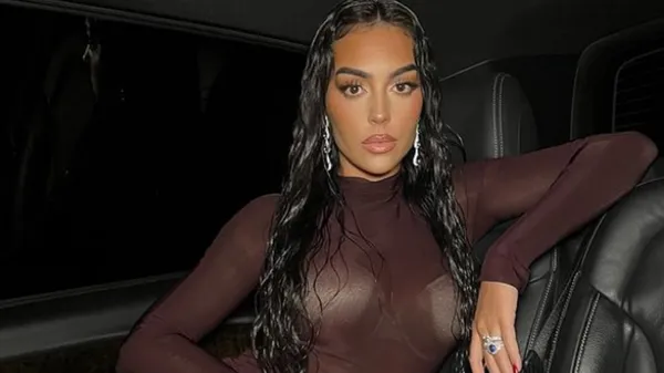 Сексапільна кохана Роналду завела фанатів майстерними вигинами в елегантній сукні – чиста зваба