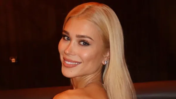 Елегантність в кожній позі: дружина Коноплі гіпнотизує крихітним вбранням – очей не відірвати