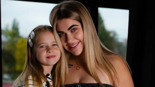 Возлюбленная Корниенко удивила перевоплощением: от без макияжа до фантастического образа – ей идет