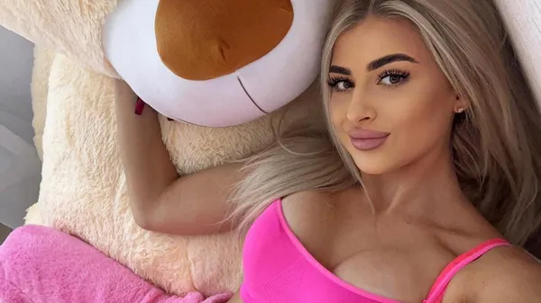 Секс-бомба пикантно оседлала Велетня – игрок сборной Украины отдыхает с шиком