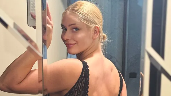 Избранница Зубкова ошеломила сеть: майка предательски сползла с ее груди