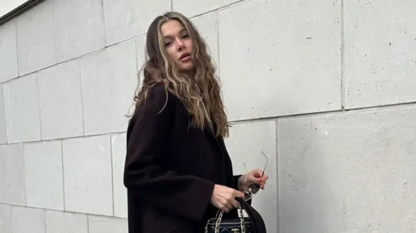 Улюблениця динамівця у крихітному міні елегантно покрутилася перед камерою – спекотний контент