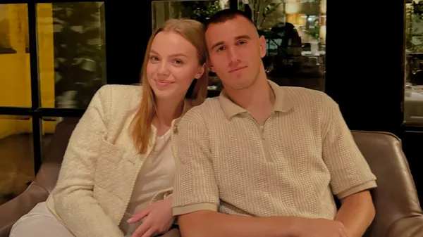 Паддл-теннис в паре: Дячук развлекается с шикарной избранницей на корте