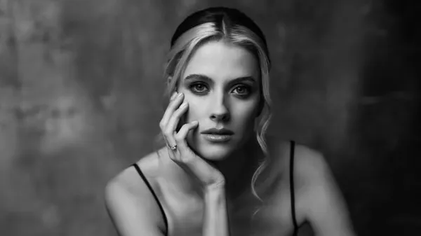 Зачаровує природною красою – Магучіх поділилася новими стильними фото