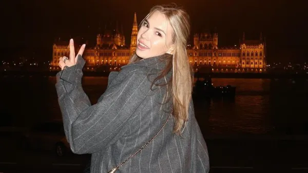 Ефектна дружина динамівця нагадала про себе спокусливою фотосесією – коханий оцінив