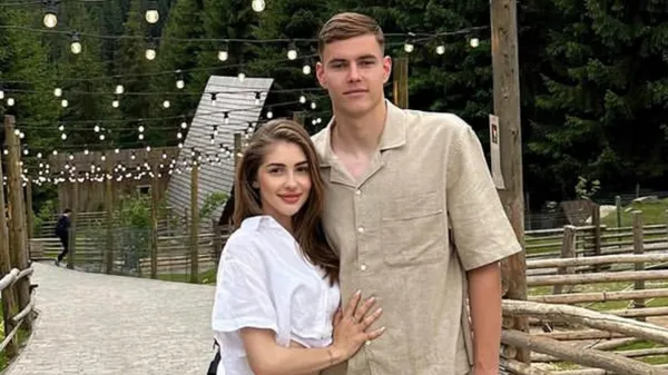 Друга половинка Твардовського зачаровує красою в особливому вбранні – її усмішка приваблює