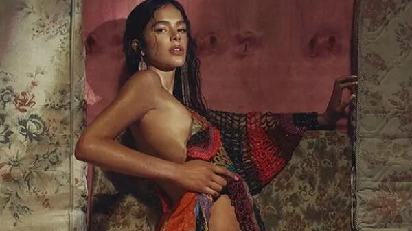 Еротична колишня Неймара ламає інтернет точеними формами у провокативній сукні – вогняна фотосесія