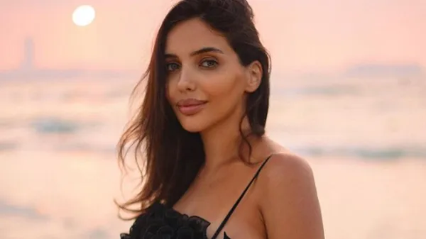 Симпатична кохана зірки Ман Сіті елегантно вийшла у світ та приголомшила публіку – ефектно