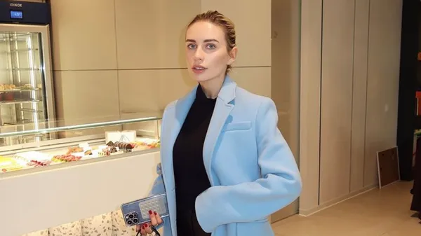 Улюблениця динамівця зачаровує новим образом на нічних вулицях Києва – всі під враженнями