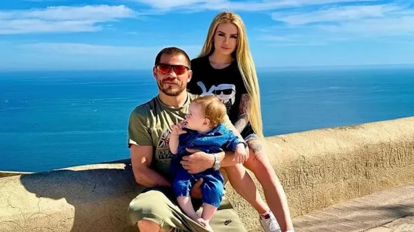 Блондинка Беринчика эффектно позирует перед камерой – ее обольстительная фигура не оставляет равнодушным