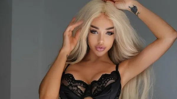 Смілива колишня любка екс-зірки Динамо полонила ідеальною фігурою у червоному бікіні – знову спека