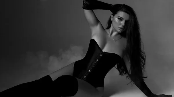 Соблазнительная фотосессия девушки форварда Руха: она развела ножки и покорила сеть