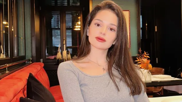 Нова ведуча Металіста 1925 підкорює своєю сексуальністю – продемонструвала свою фігуру на полі