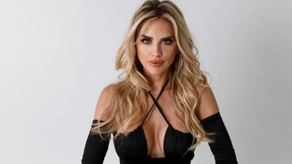 Неймовірна обраниця зірки Ювентуса засвітила розкішний вигляд на фоні Ейфелевої вежі – ефектні фото