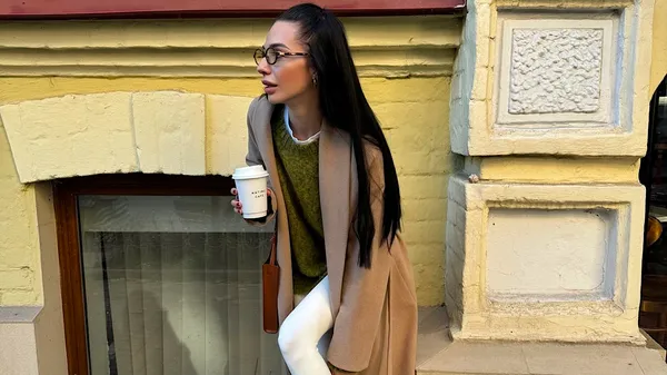 Игра на контрастах: образ избранницы Чоботенко с метким акцентом на свитере