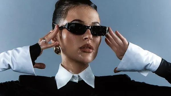 Ідеальна дружина зірки Динамо стильно дефілює у брендовому наряді – виглядає на мільйон доларів