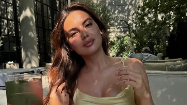 Дружина Калітвінцева насолоджуюється відпусткою, поки чоловік працює – любка Бабенка з нею