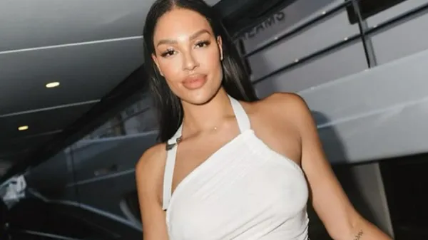 Найпалкіша зірка баскетболу дала вогню під час відпочинку – наче богиня в крихітному купальнику