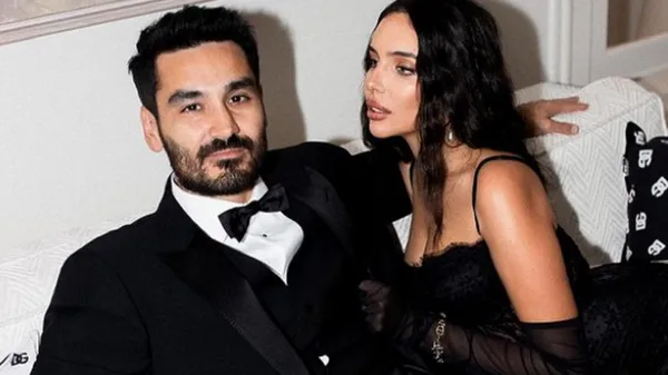 Звезда Ман Сити с беременной женой чилит на райском отдыхе – жаркие фото