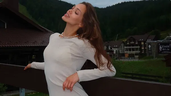 Фотосет обраниці Маханькова: загадкові кадри й краса у деталях