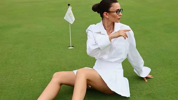 Невеста Супряги вызывающе выставила трусики на показ: соблазнительный образ, который заставляет смотреть дважды