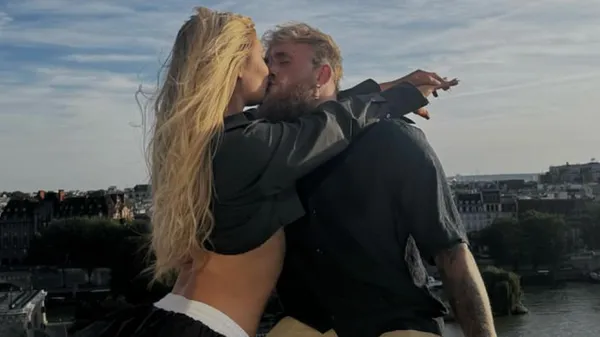 Фантастична муза боксера Пола вразила сексуальною сукнею – він тріумфує завдяки її підтримці