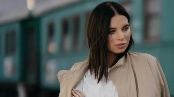 Улюблениця Усика в обтислому вбранні вразила перехожих – боксер пишається її стилем