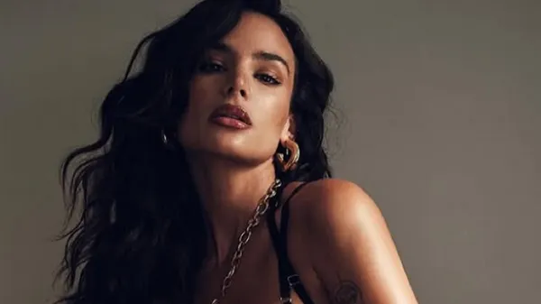 Запальна дочка легенди Челсі спокушає у надвідвертому наряді з відкритим бюстом – гарячі фото